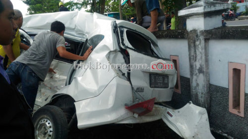 Mobil Daihatsu Dihantam KA di Baureno